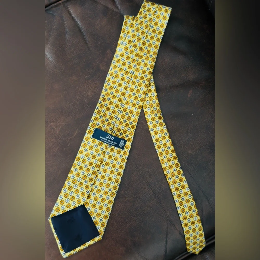 Brooks Brothers 346 Tie Men's‎ Gold Floral 100% Silk Necktie Handmade In USA
